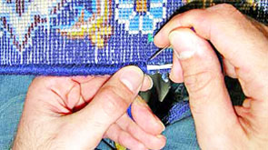 Reparatur der beschädigten Kanten eines Orientteppichs per Hand
